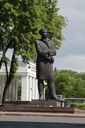 Падазроная скрынка – справа ля ног Багдановіча