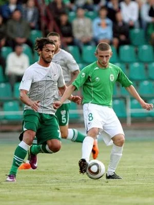 Ілля Алексіевіч (справа, №8) у матчы «Гомеля» супраць «Бурсаспора»