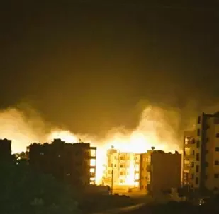 Идлиб горит после ночной бомбежки. Фото из российских источников Sputniknews.com.