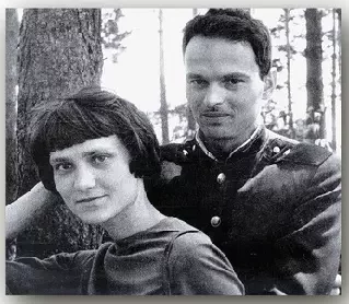 Аляксей с жонкай Iрынай падчас службы у войску ў Пячах, 1963.
