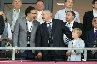 Лукашенко и Саакашвили на трибуне футбольного финала в Киеве.