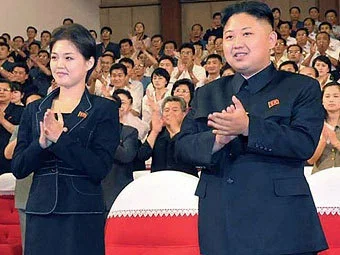 Поруч з чароўнай спадарожніцай Кім Чэн Ын з'яўляўся апошнім часам на публіцы.