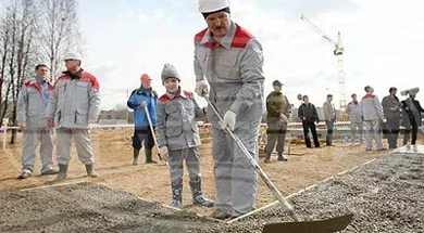 16 красавіка Аляксандр Лукашэнка ўзяў удзел у суботніку.Фота БелТА.