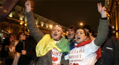 Актывісты Маладога Фронту ідуць у першых шэрагах дэманстрацый. Photo.bymedia.net