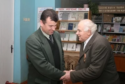  Дырэктар Карэліцкага прафесійна-тэхнічнага ліцэя Генадзь Бычко ўручае медаль Івану Вярбіцкаму.