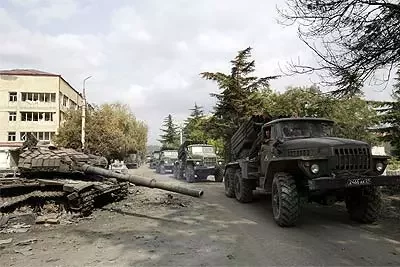 U Cchinvali prybrali, pakinuli stajać tolki padbity hruzinski tank