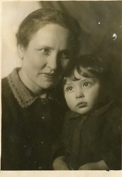 Сергей Ваганов с мамой.