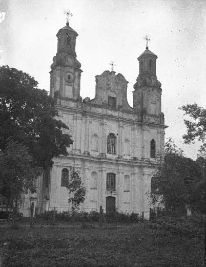 На фота: будынак царквы ў Імяніне (Таракані) да 1939. Цяпер не існуе.