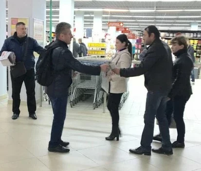 Леонид Судаленко и Анатолий Поплавный во время акции в торговом центре.