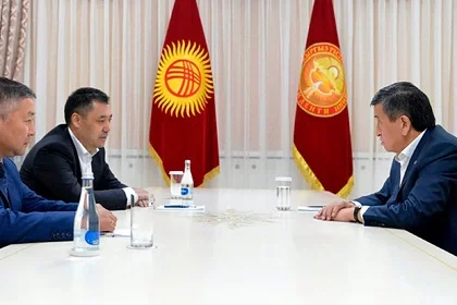 Žaparaŭ źleva, Žejenbiekaŭ sprava, fota pres-słužby prezidenta Kyrhyzstana