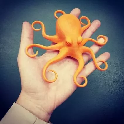 Материал для пластикового осьминога (на фото), отпечатанного на 3D-принтере, стоит около 20 тысяч рублей.