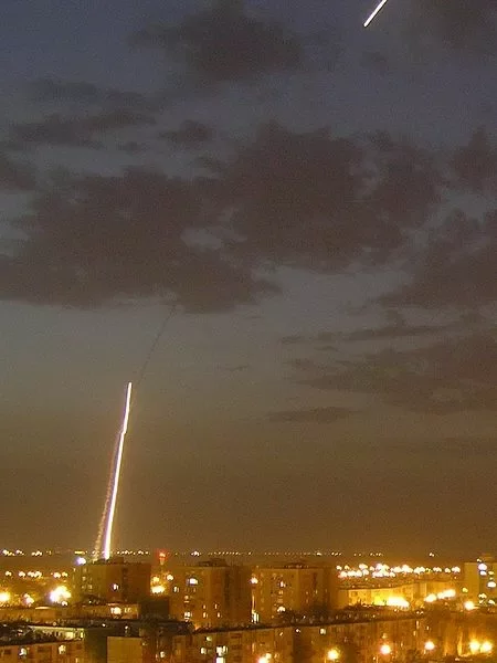 Ракета системы «Железный купол» перехватывает палестинскую неуправляемого ракету во время операции «Облачный столп».