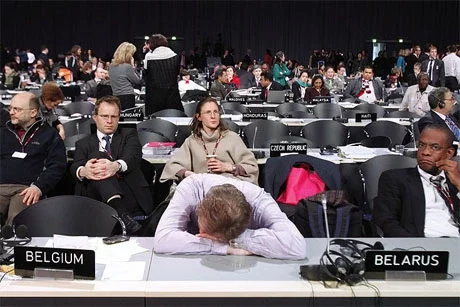 Дэлегат спіць у часе перапынку пленарнага паседжання Капенгагенскай канферэнцыі,што зацягнулася 19 снежня на цэлую ноч.