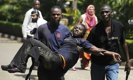 Параненую жанчыну адносяць ад месца трагедыі. Фота Simon Maina/AFP/Getty Images.