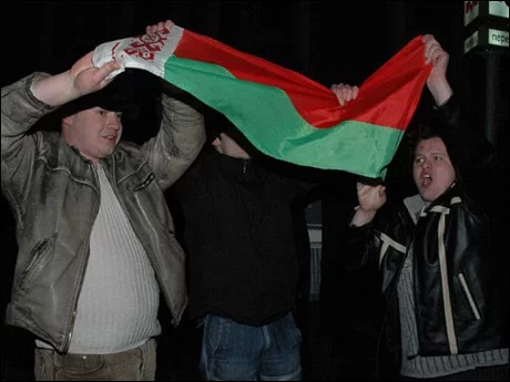 Pravakatary na Kastryčnickaj, noč na 24 sakavika 2006. Fota Reuters.