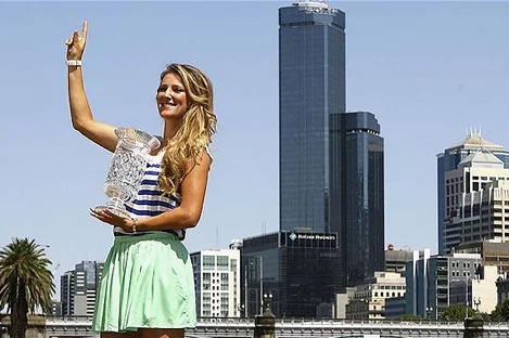 Вікторыя Азаранка з галоўным трафеем Australian Open