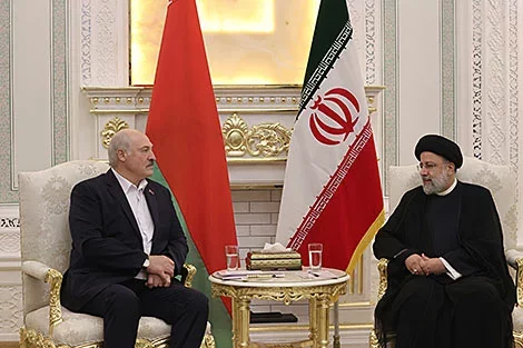 Łukašenka na sustrečy z prezidentam Irana Ebrachimam Raisi padčas samitu ŭ Dušanbe ŭ 2021 hodzie