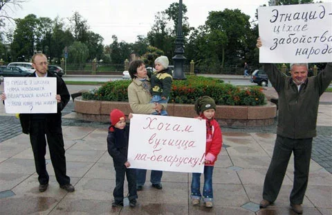  2 верасня пад вокнамі Гродзенскага гарвыканкама адбыўся пікет. Фота www.svaboda.org