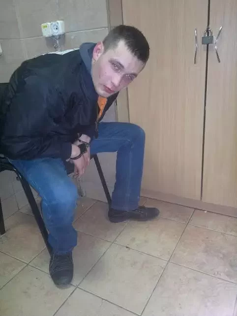 Так выглядел Константин Ахроменко в наручниках в отделении. Фото сделано его другом.