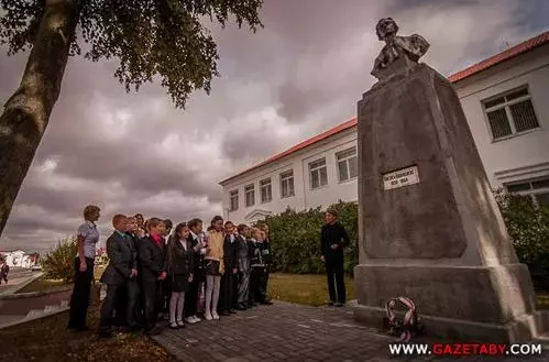 Помнік Каліноўскаму ў цэнтры Свіслачы нікуды не знікаў. На Дзень ведаў тут прайшлі ўрачыстасці, фота gazetaby.com