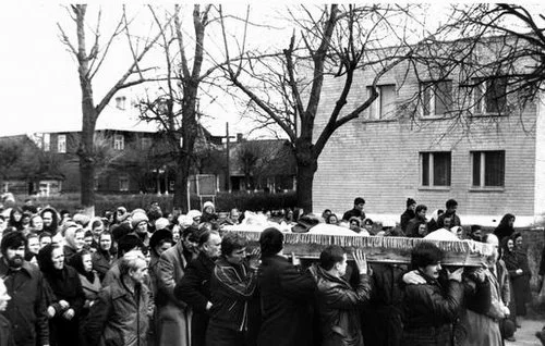  Жалобная працэсія на вуліцах Зэльвы. Здымак Зьдзіслава Сіцькі.