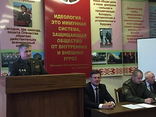 Депутат Олег Левшунов справа от трибуны во время конференции, фото с сайта Левшунова.