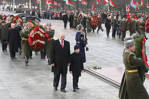 Александр Лукашенко вместе с младшим сыном возлагает венок на Площади Победы в Минске, 23 февраля 2013 года.