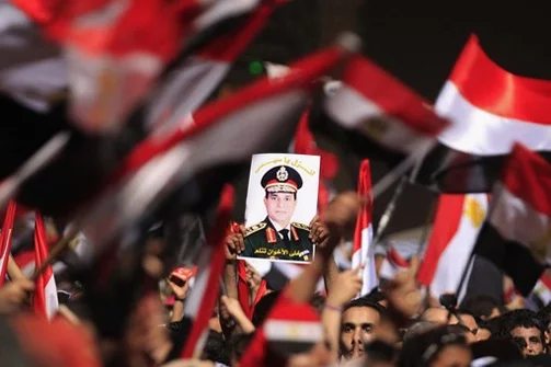 Митингующие на площади Тахрир с портретом министра обороны