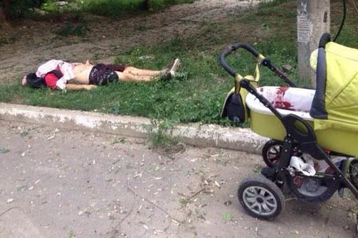 Жертвы в Луганске после обстрела боевиками жилых кварталов из центра города (с) twitter.com/euromaidan