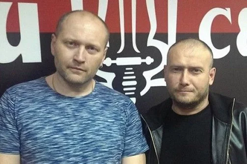 Борислав Береза и Дмитрий Ярош на фоне «бандеровского» флага «Правого сектора».