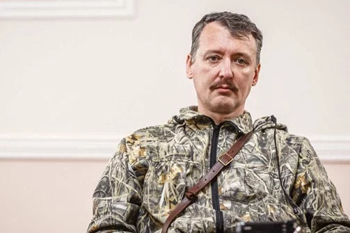 Стрелков во время, когда он возглавлял российских боевиков на Донбассе.