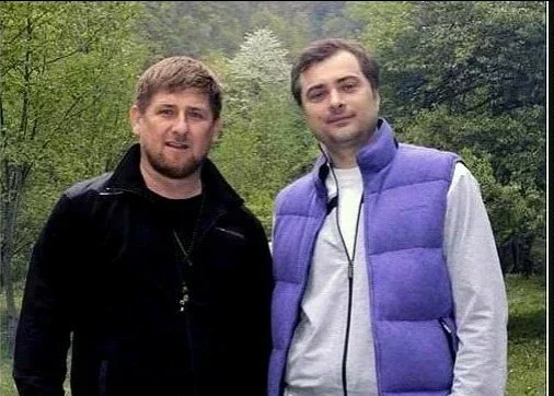 Владислав Сурков с главой Чечни Рамзаном Кадыровым. Сурков и сам наполовину чеченец, его отец носил фамилию Дудаев, а теперь он носит фамилию матери 