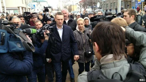 Мітынг перад пачаткам суда. У цэнтры - Аляксей і Юлія Навальныя.