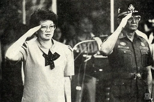 Прэзідэнт Карасон Акіна і генерал Фідэль Рамас. 1987 год. Фота: newsflash.org