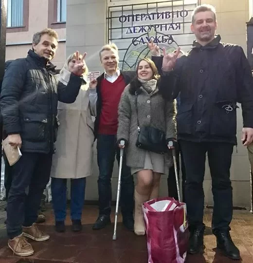 На фото с Ольгой Ковальковой, что уже отсидела 7 суток, и депутатом Анной Канопацкой, фото из фейсбука Дениса Тихоненко