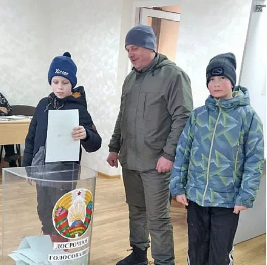 Владимир Кузнецов с детьми во время досрочного голосования на «референдуме» в феврале 2022 года