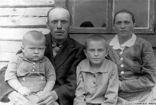 Міхась Чарняўскі з братам Мяфодзіем і бацькамі