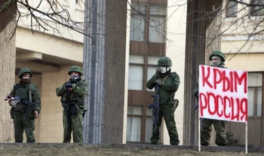 Расійскія штурмавікі каля будынка Крымскага парламента ў Сімферопалі. Люты 2014.