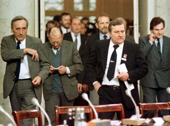 Удзельнікі «круглага стала» Т.Мазавецкі і Л.Валенса (на прэднім плане). 6 лютага 1989 г. Справа — будучы лідэр посткамуністаў Аляксандр Кваснеўскі.