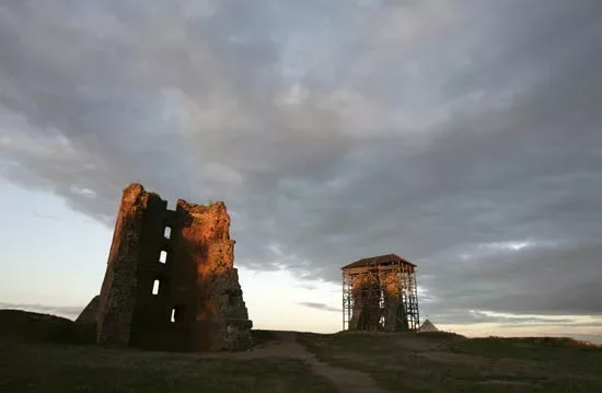  Наваградак — гістарычны дух, не вытручаны гадамі змагання з перажыткамі мінулага, вабіць сюды тысячы людзей.На старажытным замчышчы, пад старымі мурамі, пачынаеш глядзець на Беларусь іншымі вачыма.