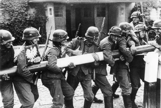  1 верасня 1939 г. Нямецкія войскі пераходзяць мяжу з Польшчай.