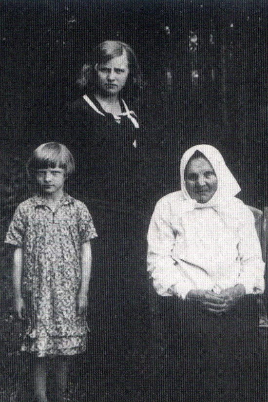 Вера (стаіць) з сястрой Мілай і бабуляй Уллянай. Першая палова 1930-х.