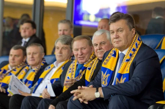 Леонид Кравчук (второй справа) в VIP-ложе. Фото пресс-службы президента Украины.