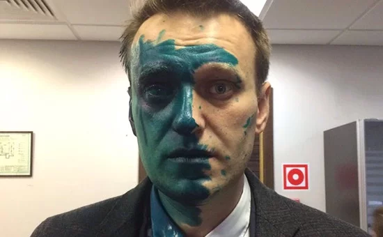 Алексей Навальный после нападения.