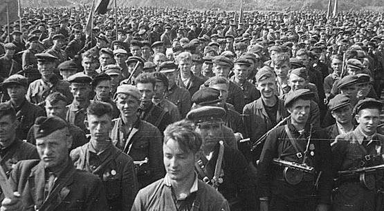 Партизанский парад в освобожденном Минске. Эти бойцы, вместе с миллионами других, спасли Европу от нацизма.