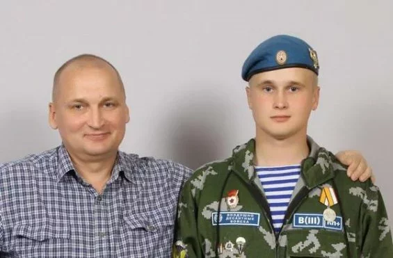 Николай Козлов с отцом. На груди у Николая — медаль «За возвращение Крыма»