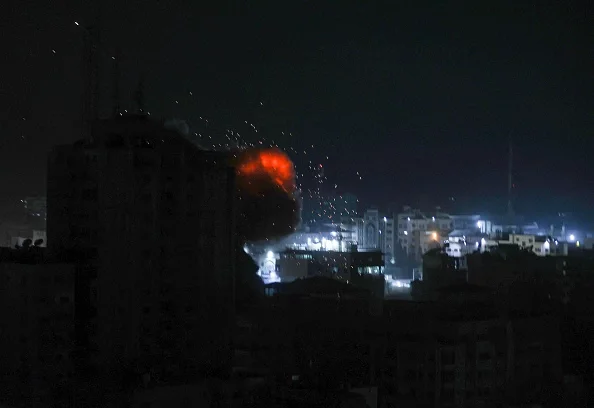 Дым и пламя поднимаются после авиаударов израильских сил в разных местах Газы, 8 октября 2023 г. Фото: Mustafa Hassona / Anadolu Agency via Getty Images