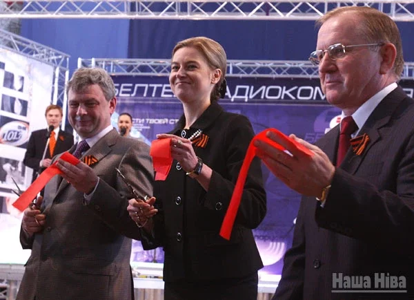 Натальля Пяткевіч разам з міністрам інфармацыі Уладзімірам Русакевічам (справа) адкрывае выставу.