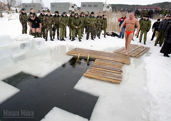 Першым традыцыйна нырае Дзмітрый Паўлючэнка...