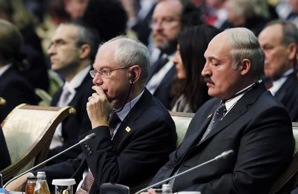  Лукашэнка сядзіць леваруч прэзідэнта ЕС Хермана ван Рампэя.